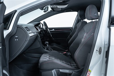 2015 Volkswagen Golf - Thumbnail