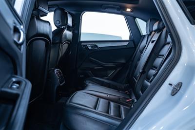 2016 Porsche Macan - Thumbnail
