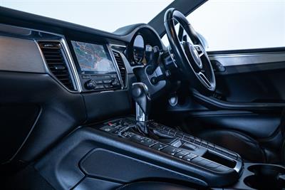 2016 Porsche Macan - Thumbnail