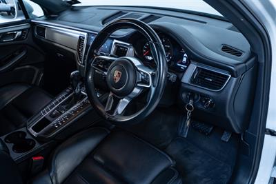 2016 Porsche Macan - Thumbnail