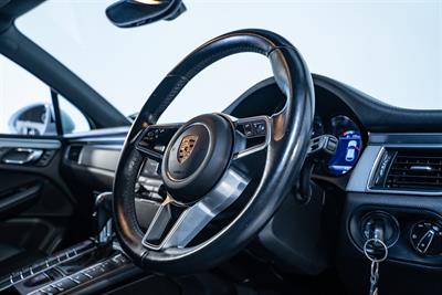 2016 Porsche Macan - Thumbnail
