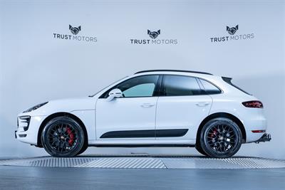 2016 Porsche Macan - Thumbnail