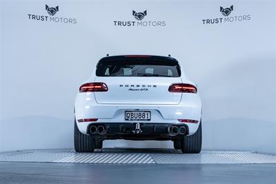 2016 Porsche Macan - Thumbnail