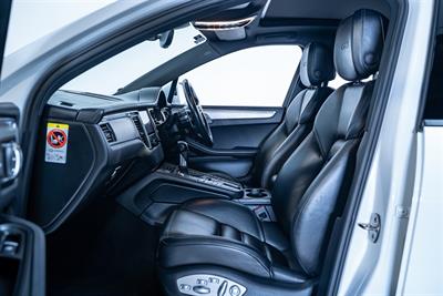 2016 Porsche Macan - Thumbnail