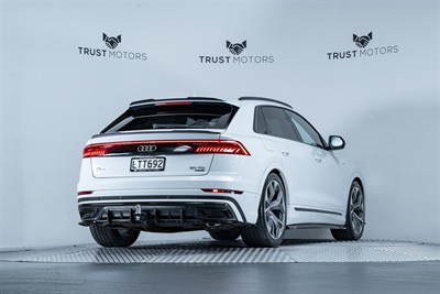 2018 Audi Q8 - Thumbnail