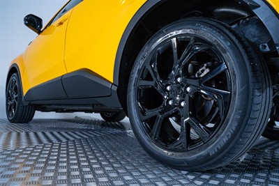 2017 Toyota C-HR - Thumbnail