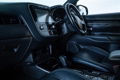 2022 Mitsubishi Outlander - Thumbnail