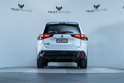 2022 Mitsubishi Outlander - Thumbnail