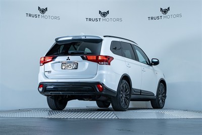 2022 Mitsubishi Outlander - Thumbnail