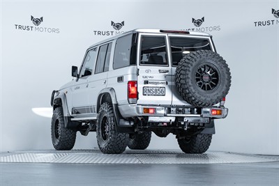 2020 Toyota Landcruiser - Thumbnail