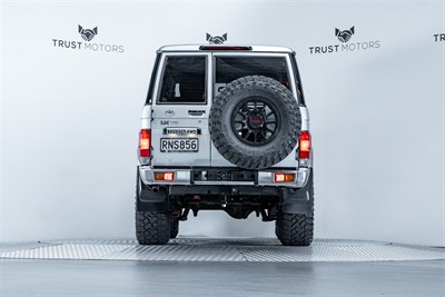 2020 Toyota Landcruiser - Thumbnail