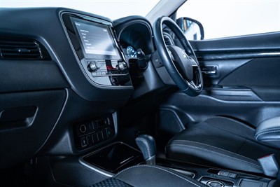 2021 Mitsubishi Outlander - Thumbnail