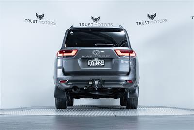 2024 Toyota Landcruiser - Thumbnail