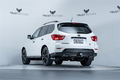 2017 Nissan Pathfinder - Thumbnail