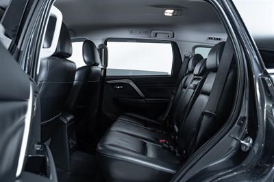 2020 Mitsubishi Pajero Sport - Thumbnail