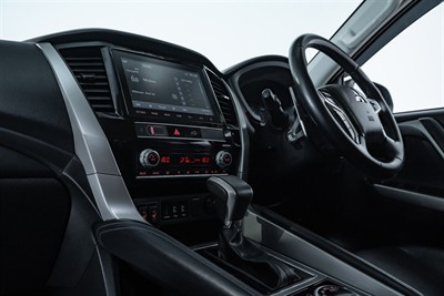 2020 Mitsubishi Pajero Sport - Thumbnail