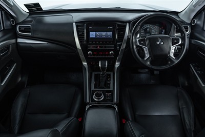 2020 Mitsubishi Pajero Sport - Thumbnail