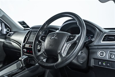 2020 Mitsubishi Pajero Sport - Thumbnail