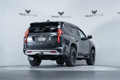 2020 Mitsubishi Pajero Sport - Thumbnail