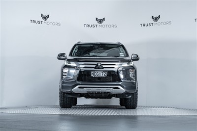 2020 Mitsubishi Pajero Sport - Thumbnail