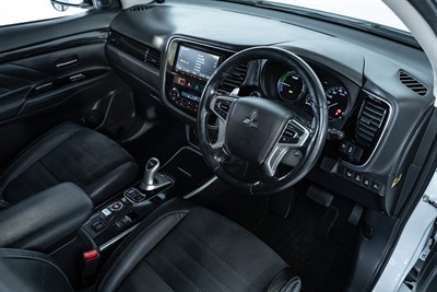 2017 Mitsubishi Outlander - Thumbnail