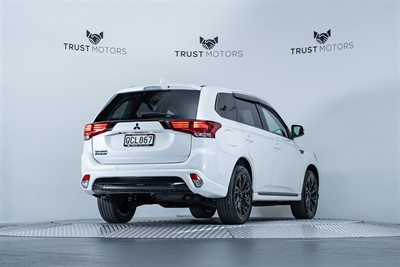 2017 Mitsubishi Outlander - Thumbnail