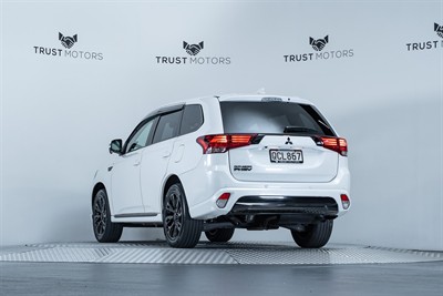 2017 Mitsubishi Outlander - Thumbnail