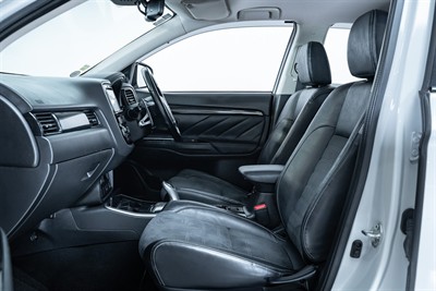 2017 Mitsubishi Outlander - Thumbnail