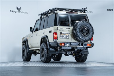 2023 Toyota Landcruiser - Thumbnail