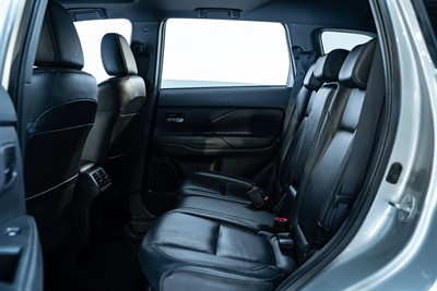 2022 Mitsubishi Outlander - Thumbnail