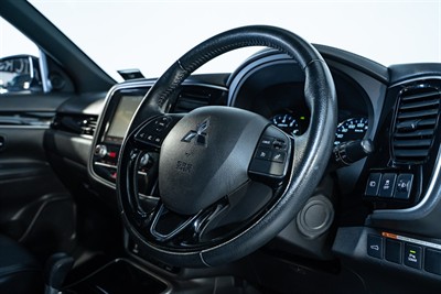 2022 Mitsubishi Outlander - Thumbnail