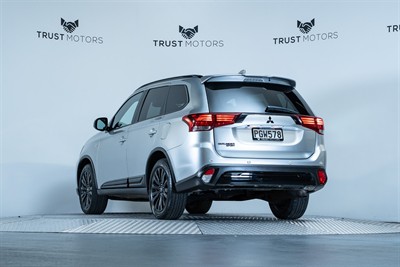 2022 Mitsubishi Outlander - Thumbnail
