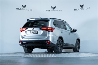 2022 Mitsubishi Outlander - Thumbnail