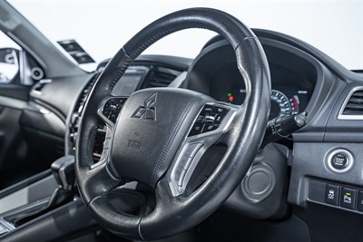 2020 Mitsubishi Pajero Sport - Thumbnail