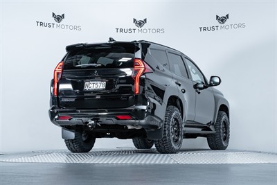 2020 Mitsubishi Pajero Sport - Thumbnail