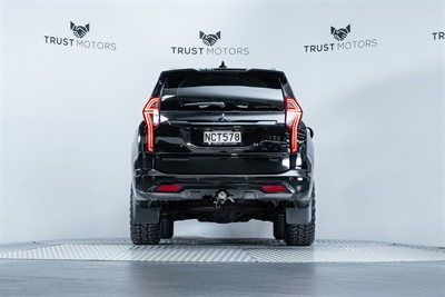 2020 Mitsubishi Pajero Sport - Thumbnail