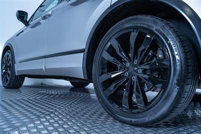 2017 Volkswagen Tiguan - Thumbnail
