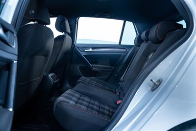 2015 Volkswagen Golf - Thumbnail