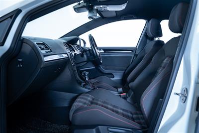 2015 Volkswagen Golf - Thumbnail