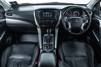 2017 Mitsubishi Pajero Sport - Thumbnail