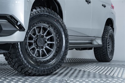 2017 Mitsubishi Pajero Sport - Thumbnail