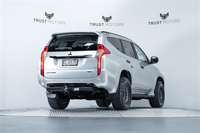 2017 Mitsubishi Pajero Sport - Thumbnail