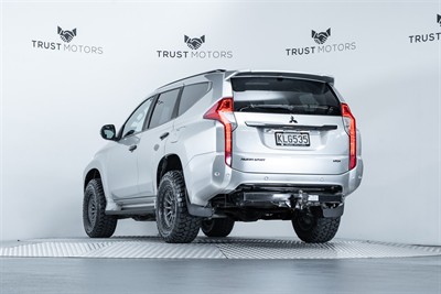 2017 Mitsubishi Pajero Sport - Thumbnail