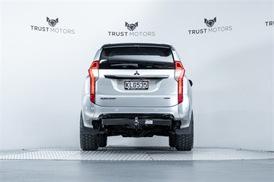 2017 Mitsubishi Pajero Sport - Thumbnail