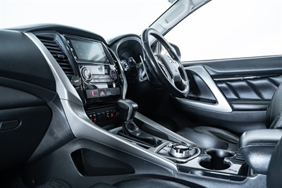 2016 Mitsubishi Pajero Sport - Thumbnail