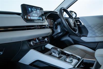 2022 Mitsubishi Outlander - Thumbnail