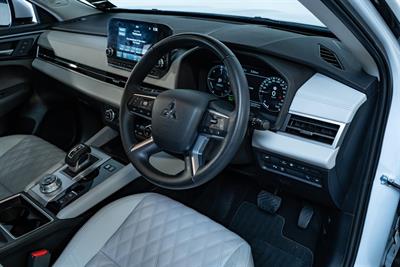 2022 Mitsubishi Outlander - Thumbnail