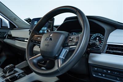 2022 Mitsubishi Outlander - Thumbnail