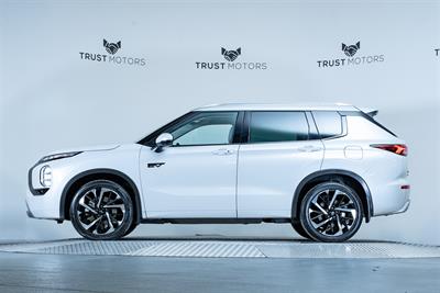 2022 Mitsubishi Outlander - Thumbnail
