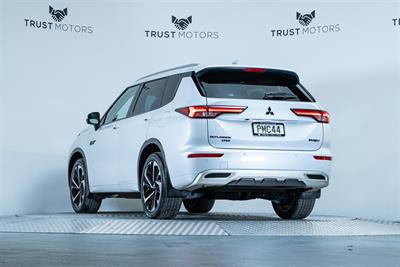 2022 Mitsubishi Outlander - Thumbnail